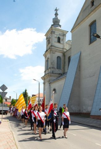 Przemarsz uczestników Jubileuszu Szkoły